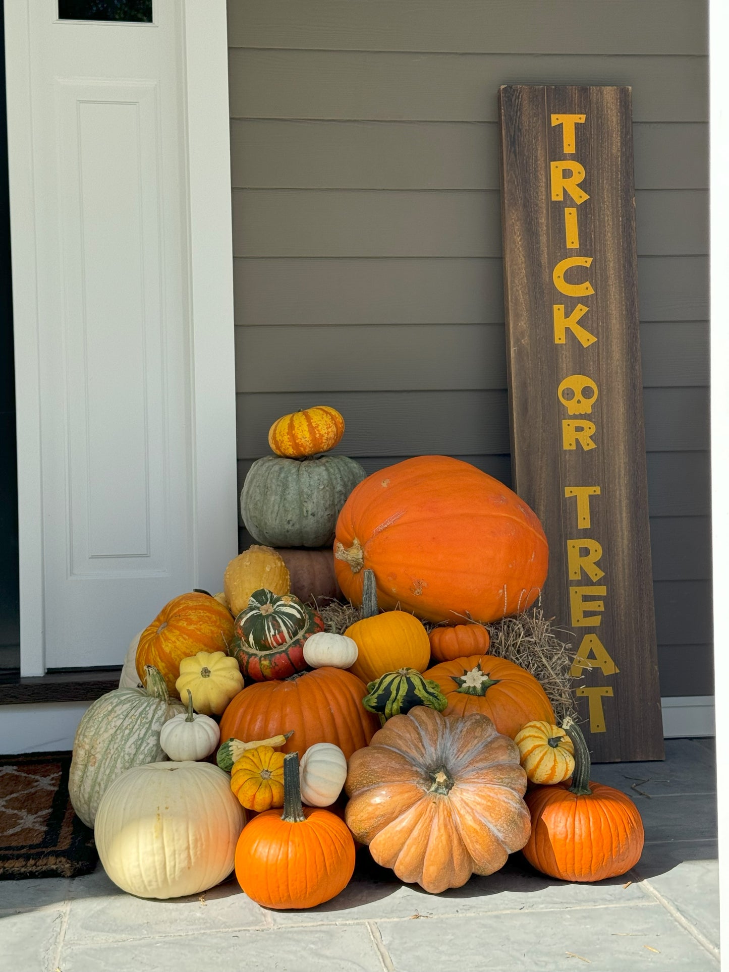 porch pumpkin fall autumn display decorations new jersey westfield summit mountainside cranford garwood NJ free delivery setup haul away specialty pumpkins and gourds